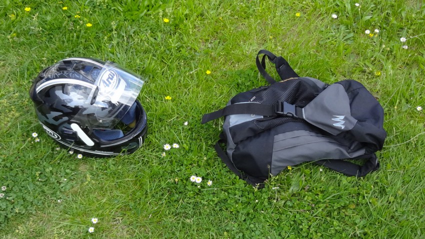 Casque de moto Arai et sac à dos pour une balade moto le dimanche avec David Jazt