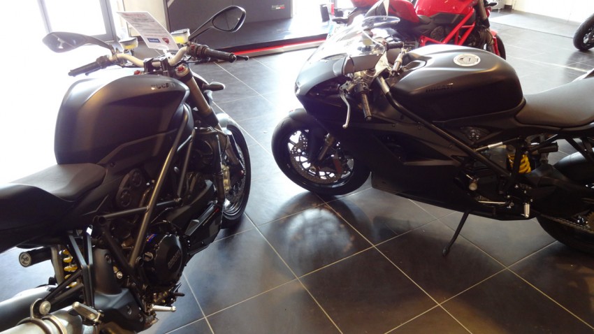 Ducati 848 Evo ou Streetfighter noire mat à Rennes