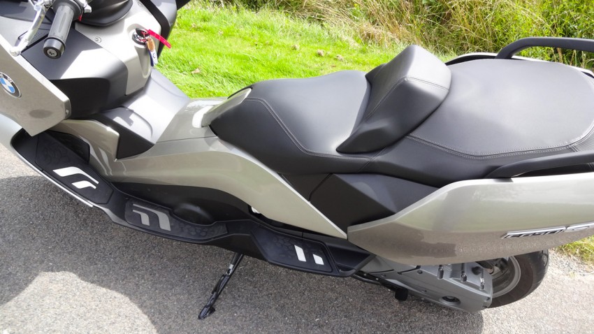 Confort de conduite à bord du C650GT BMW : le maxi-scooter