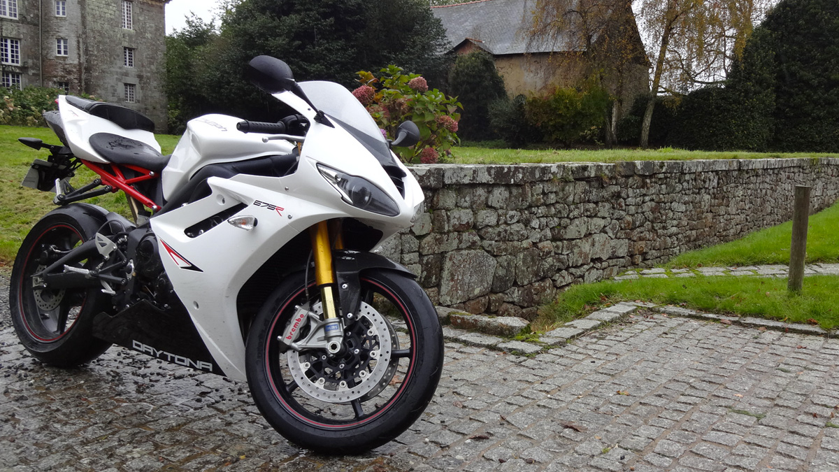 Daytona 675 R à la chapelle des chaussée