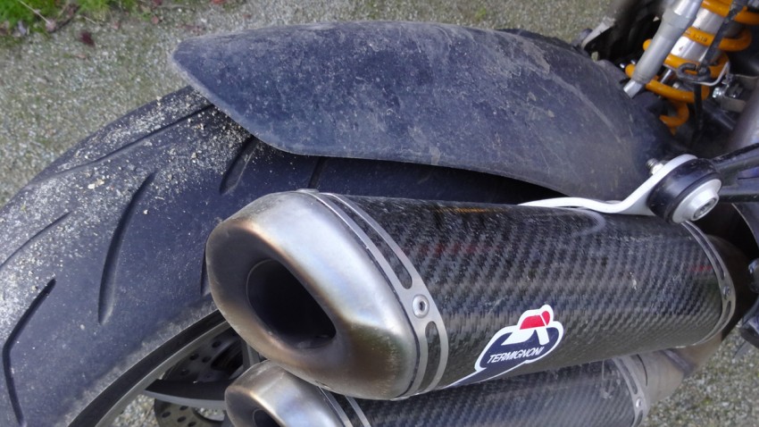 Garde boue arrière sur moto gros cube