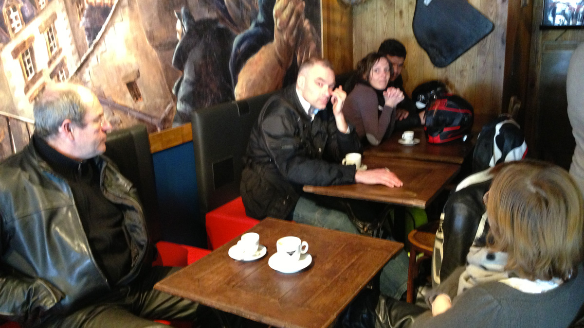 un café et chocolat pour se réchauffer à moto