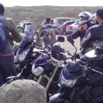 le motard s'équipe au départ