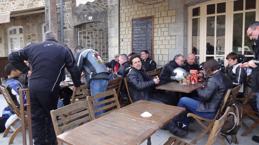 pause café au port de Dinan (Dep. 22)