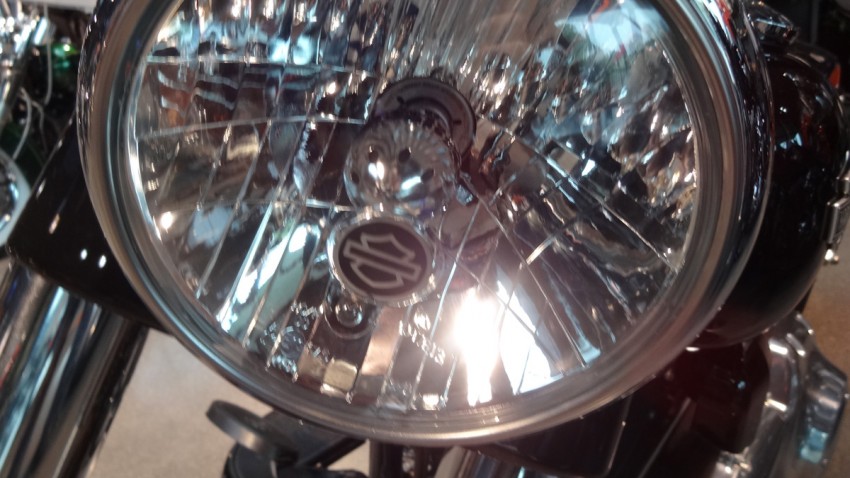 gros phare rond sur le Slim Harley