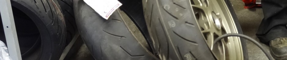 comparatif pneu neuf et pneu usé sur une moto