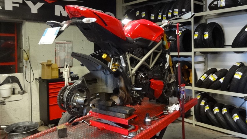 Streetfighter Ducati : nouveau pneu moto