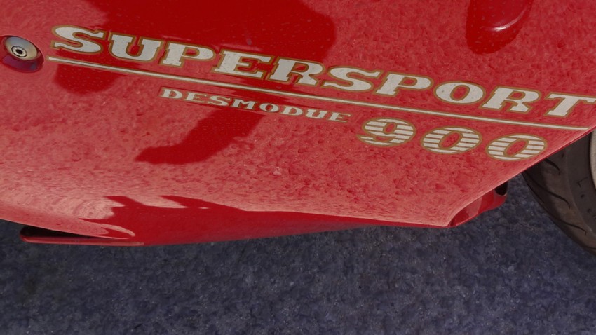 Ducati supersport 900 rouge
