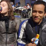 motard rennais mange une glace et boit de l'orangina