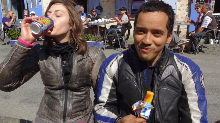 motard rennais mange une glace et boit de l'orangina