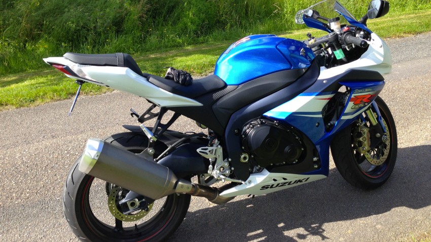 moto bleue blanche suzuki