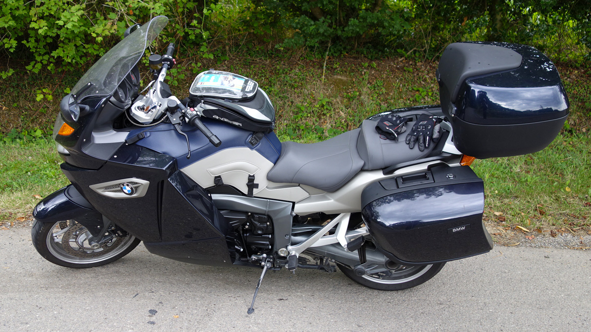 moto BMW Bretonne sous la pluie