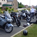 motard rennais en pause à St Pern près de La Mézière