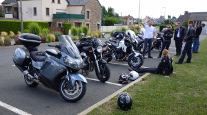 motard rennais en pause à St Pern près de La Mézière