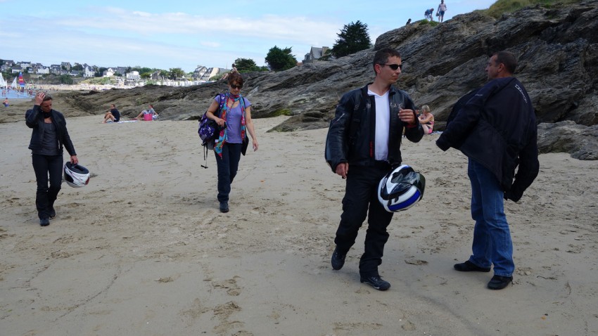 motard nu sur la plage ou presque