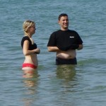 Katia et Arnaud hésite à se baigner