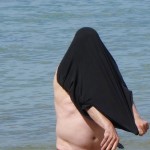 femme en burka à la plage de Lancieux