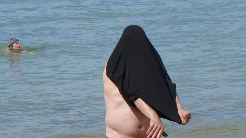 femme en burka à la plage de Lancieux