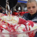 Jodie mange une glace à la framboise