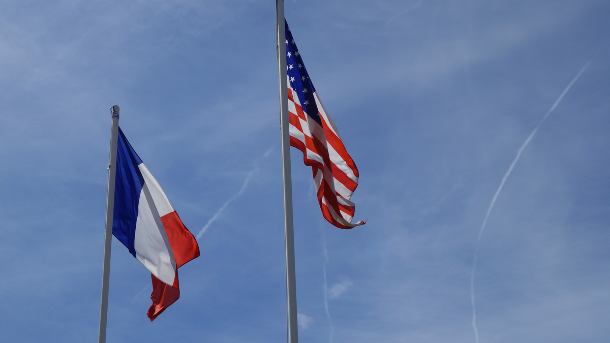 soldat sous les drapeaux Français et Américain