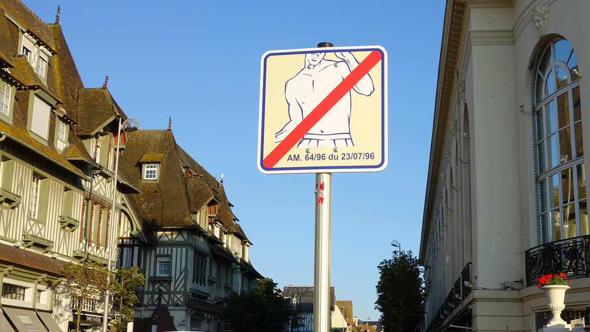 interdit d'être torse-nu à Deauville