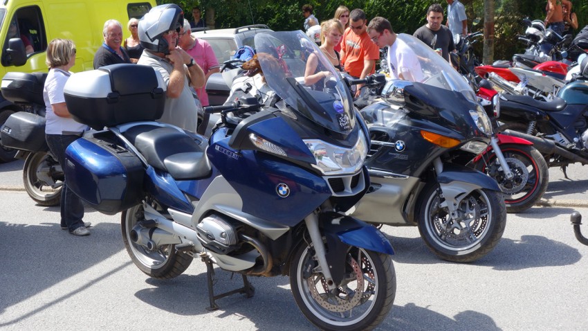 moto BMW avec un chien