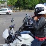 Magda sur sa moto BMW