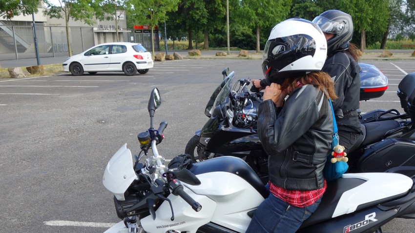 Magda sur sa moto BMW