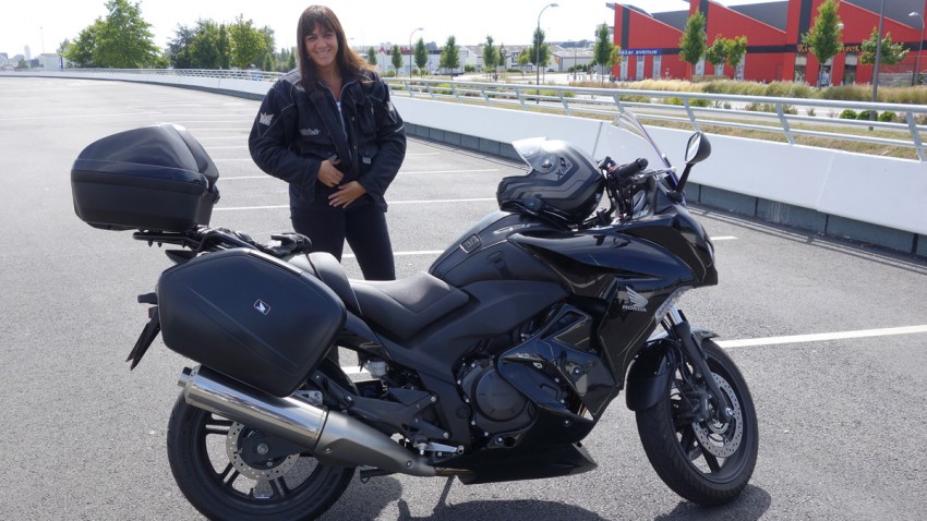 Marylène et sa moto Honda (Rennes)