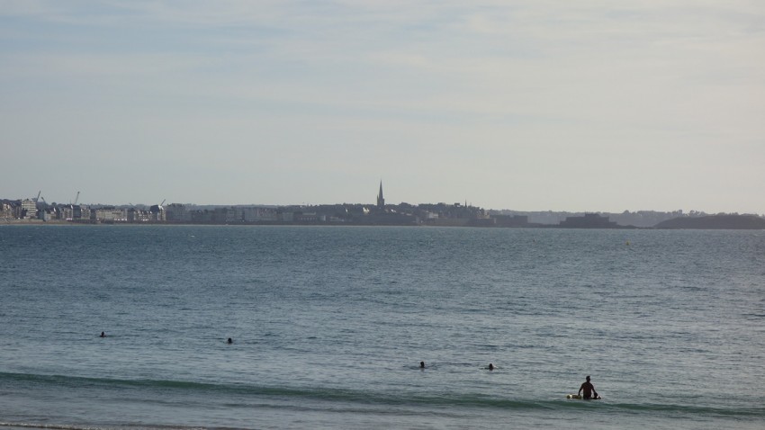 Vue sur intra muros depuis la plage du pont (motard Rennais)