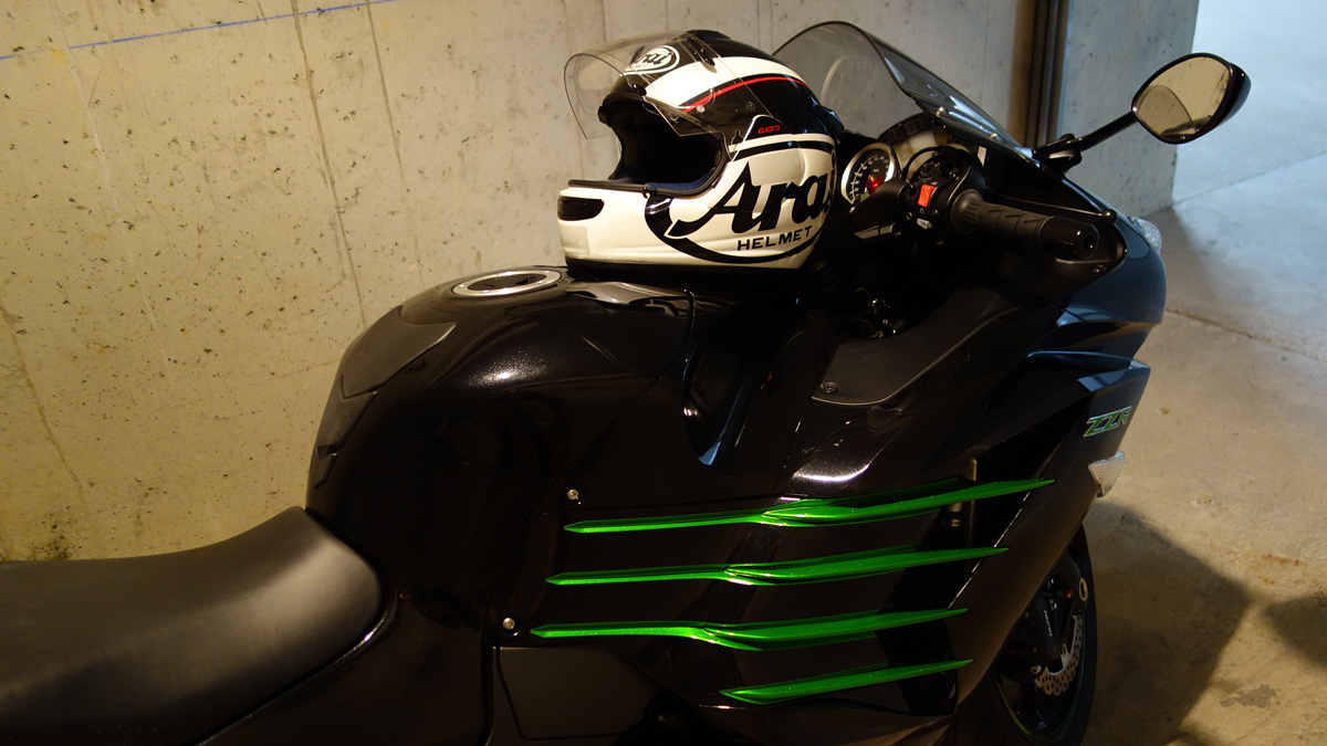 Casque moto Arai sur le ZZR 1400 Kawasaki de David Jazt