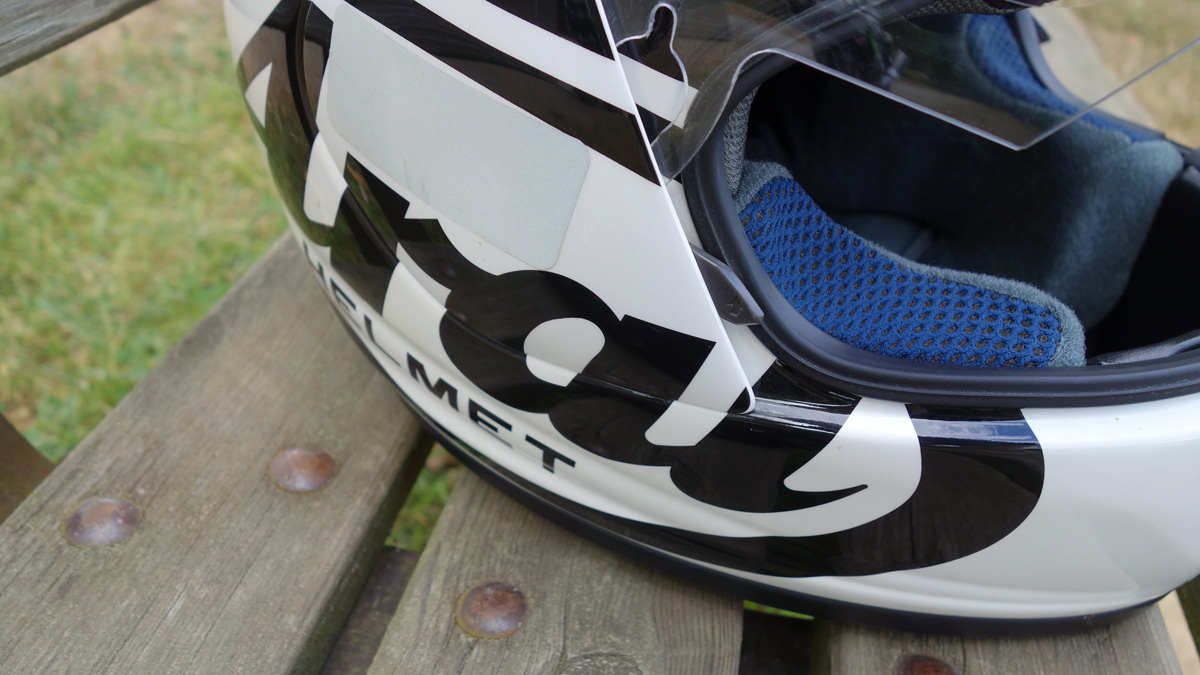 logo Arai sur le casque Chaser de David Jazt