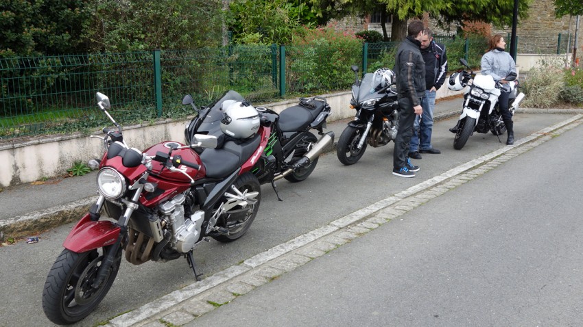 virages de corps-nuds à moto, le pied !