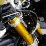 T de fourche sur le Speed Triple 1050 R chez Triumph 35 à Rennes