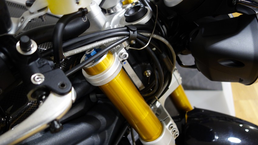 T de fourche sur le Speed Triple 1050 R chez Triumph 35 à Rennes