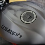 gris mat du plus bel effet sur le Triumph 675cc