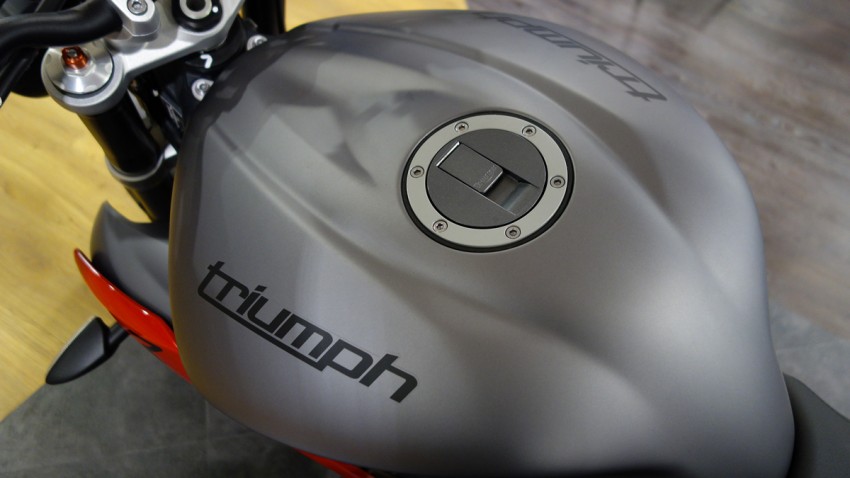 gris mat du plus bel effet sur le Triumph 675cc