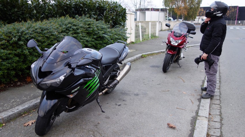 motard face à la nouvelle concession moto de Rennes à Vezin le coquet