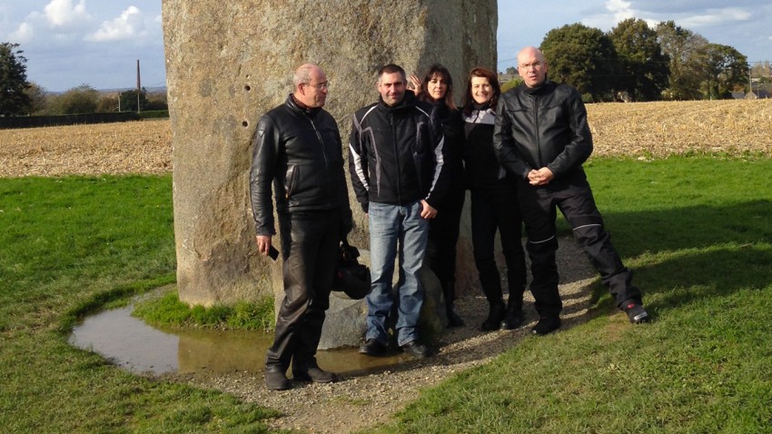 Motards Rennais au menhir de Champ-Dolent