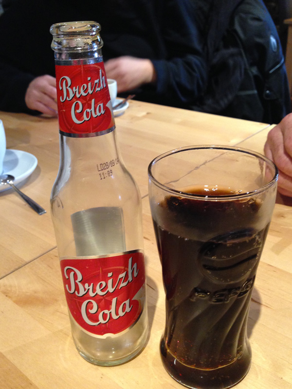 Du Breizh cola dans un verre Pepsi