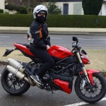 Laura sur sa Ducati Streetfighter 848 à Laval