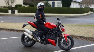 Laura sur sa Ducati Streetfighter 848 à Laval