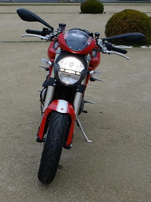 vue de devant du monster Ducati