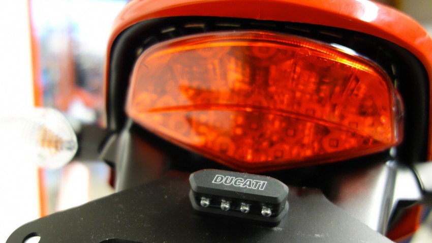 Feu arrière et support de plaque Ducati Performance pour le monster 1100 evo
