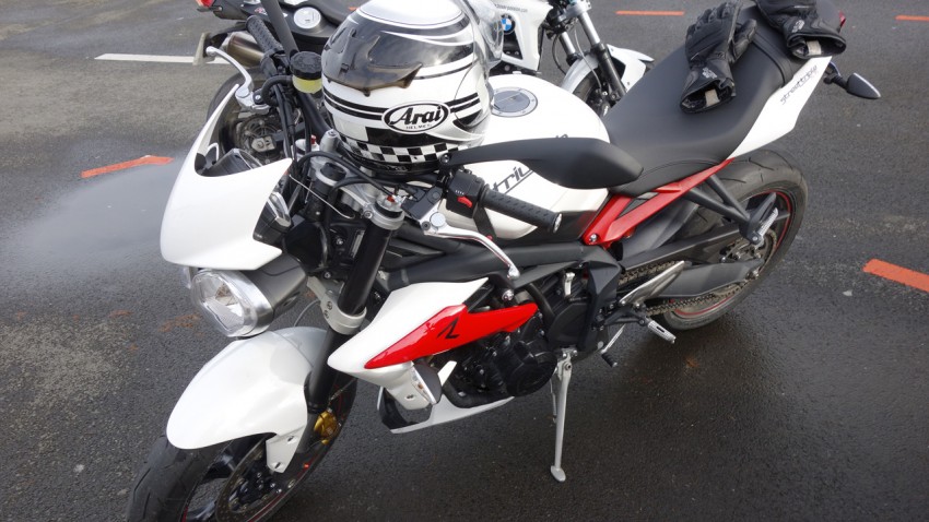 Street Triple 675 à Rennes chez Triumph 35