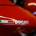 loto Ducati sur fond rouge