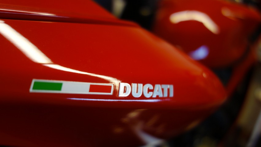 loto Ducati sur fond rouge