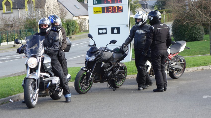 Arrêt essence à Lanvallay