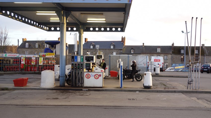 Arrêt essence à Combourg