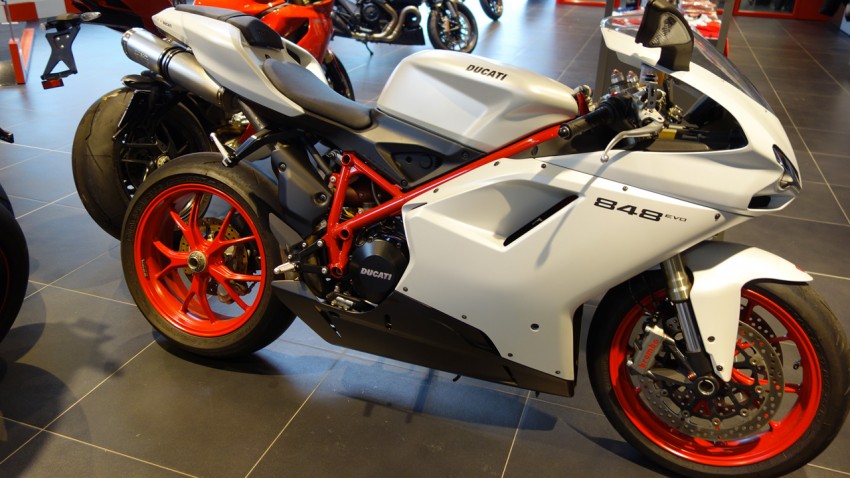 Ducati Panigale 848 2014 blanche et rouge à Nantes